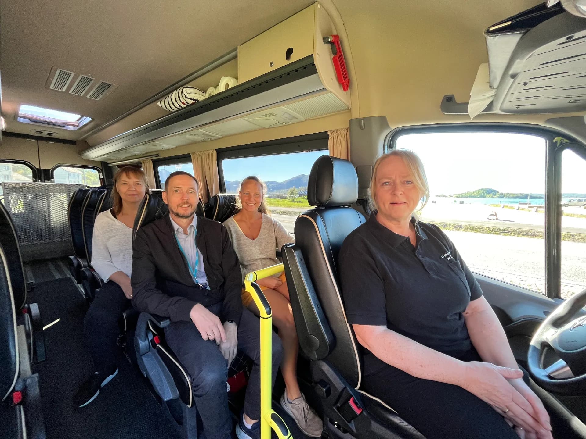 Passasjerer i minibuss